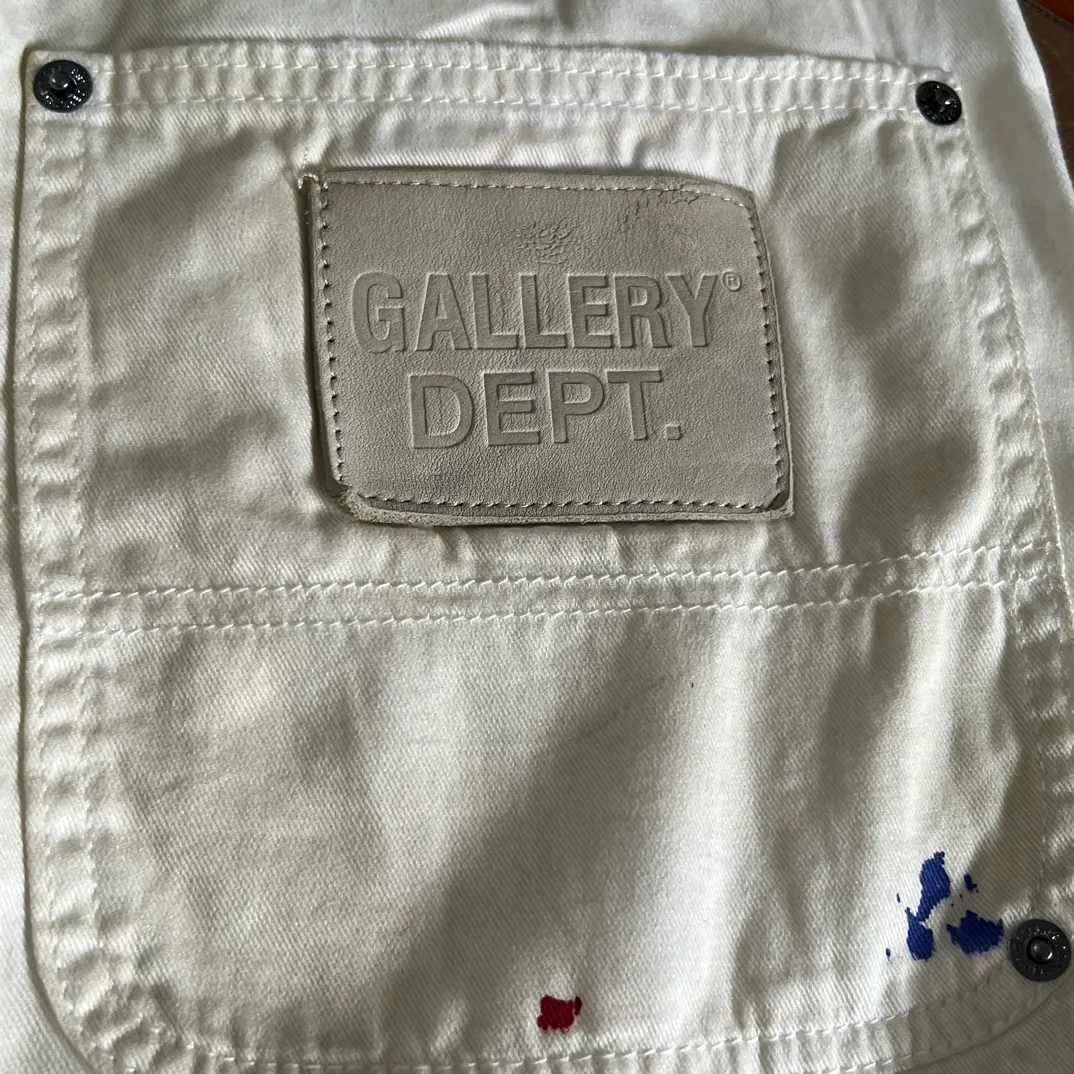GALLERY DEPT. FLEA CARPENTER SHORTS Ink-cut knife-cut mud-dyed denim shorts. Destroyed VINTAGE distressed denim shorts. Distressed white S-XL. Washed cement-dyed to make it old. Knife cut holes. Cat whiskers are worn. Customized complete set with logo accessories. Purely handmade acrylic splash-ink graffiti shorts.
